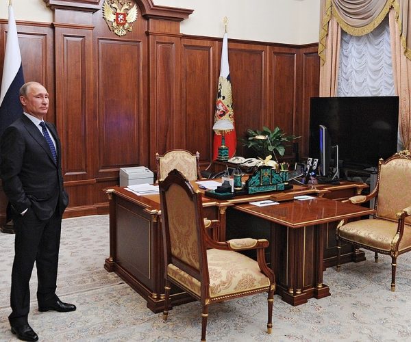 фото-Путина-в-кабинете-1