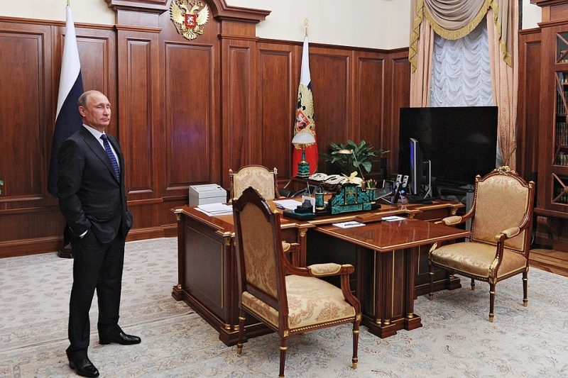 фото-Путина-в-кабинете-1
